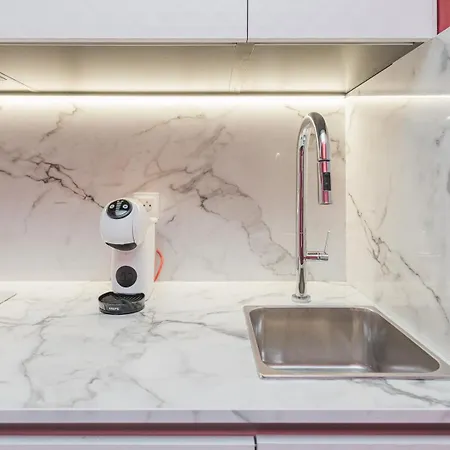 Luxury Renovated 2024 With Free Parking Apartment